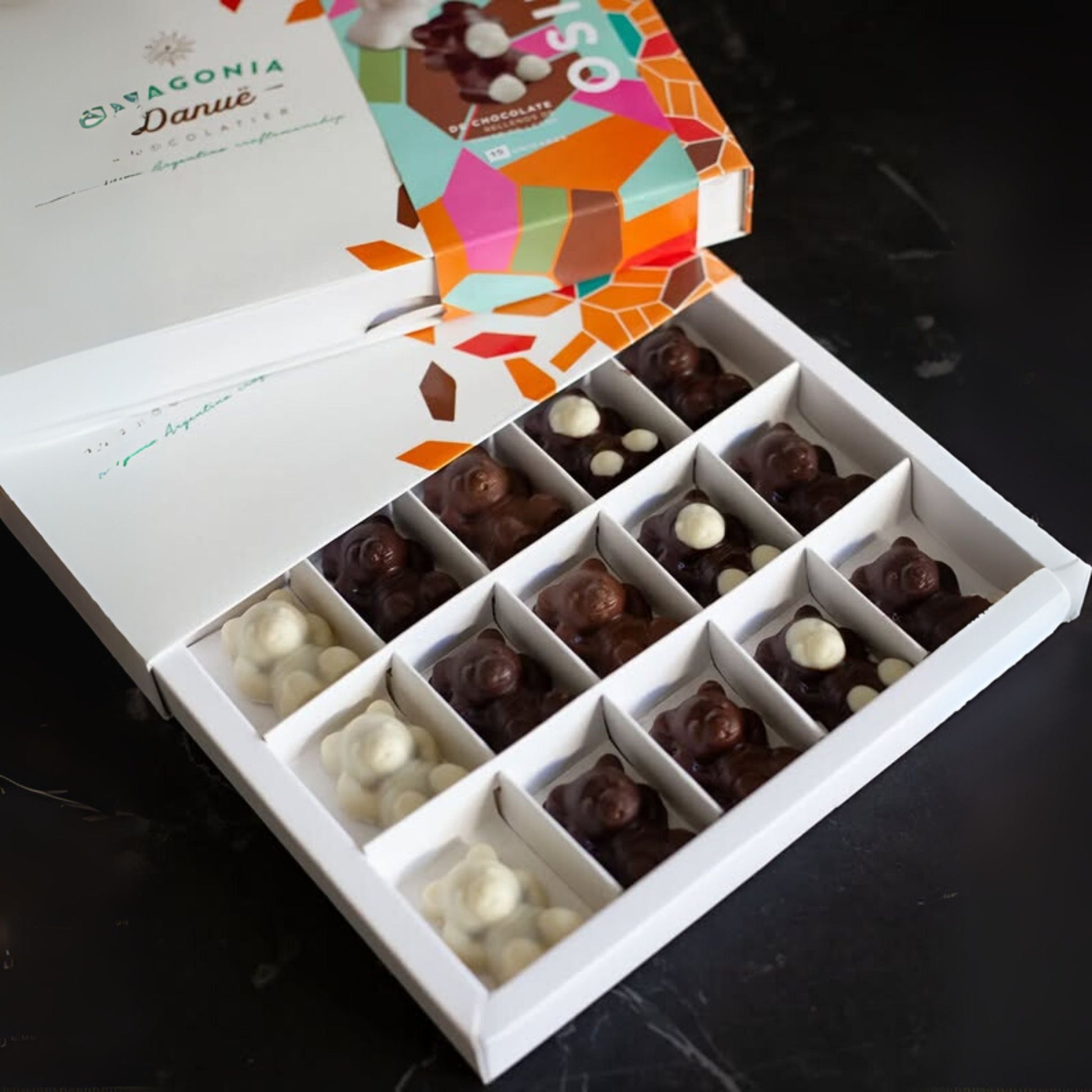 Caja de bombones de chocolate en forma de ositos rellenos de dulce de leche.