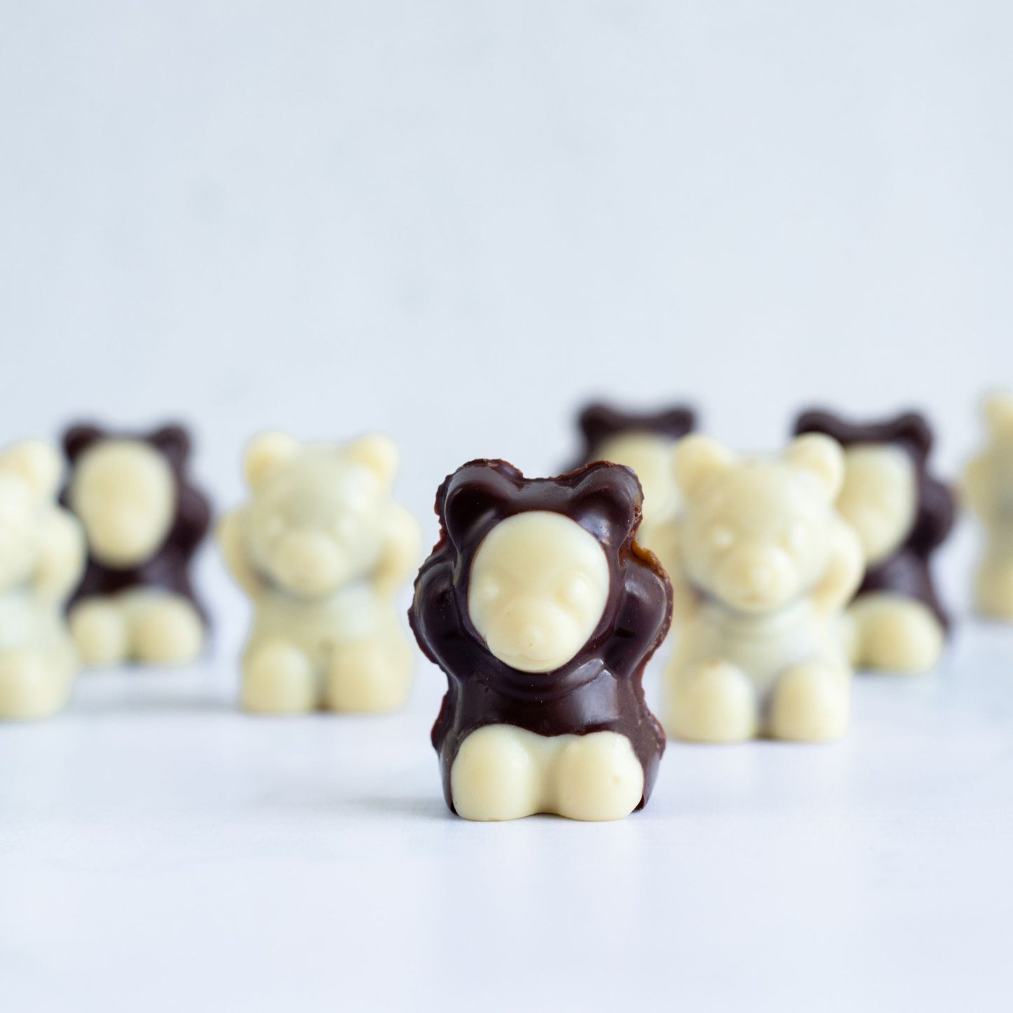 Caja de bombones de chocolate blanco y negro rellenos de dulce de leche
